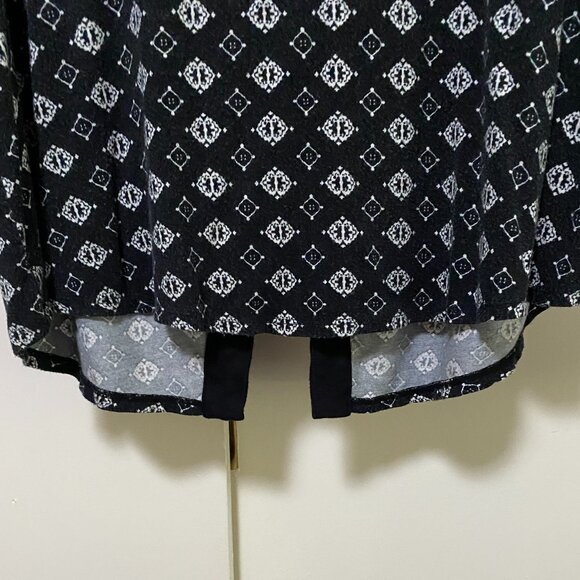 Maurices black & white tunic w/large design, size 2 - Picture 6 of 11